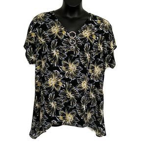 Sami & Jo Womens sz 1X Top Black Floral V Neck Short Sleeve Asymmetric Hem